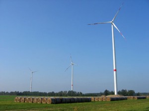 Drei neu errichtete Windkraftanlagen in der Nähe von Radensdorf