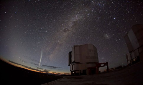 Komet Lovejoy über den Teleskopen von Paranal Komet Lovejoy