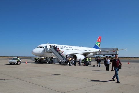 Auf dem Rollfeld kurz nach der Landung in Namibia