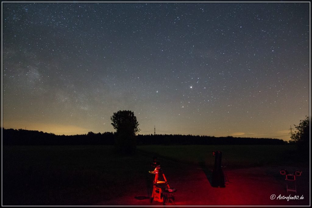 Die Astrotrac mit dem 8 Zoll Dobson - im Hintergrund Aufgang von Saturn und Mars
